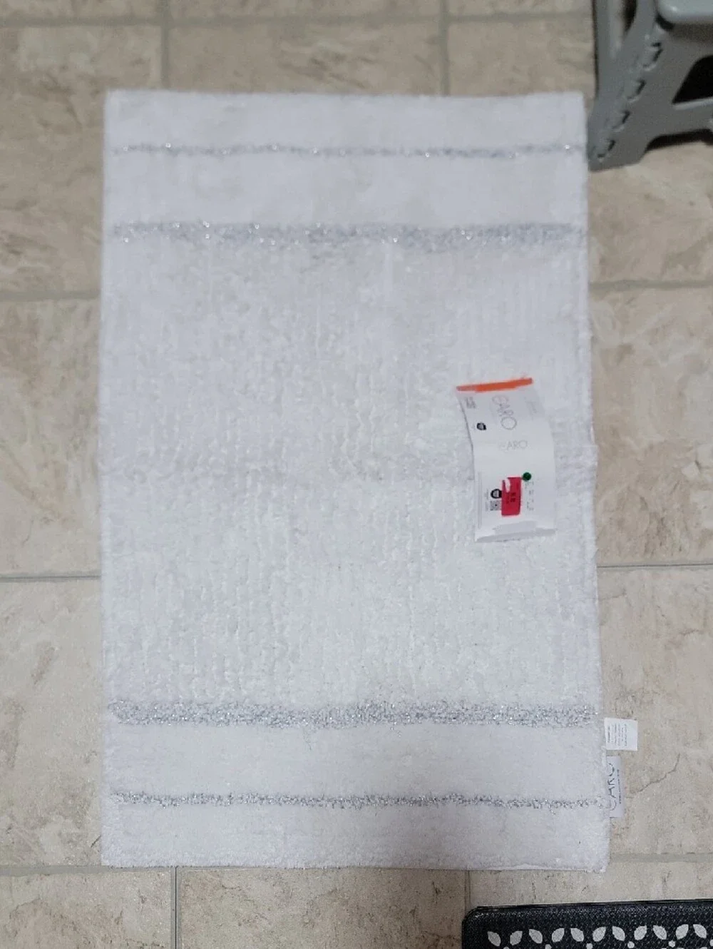 Plush White Bath Mat with Silver Accent - Unbranded
